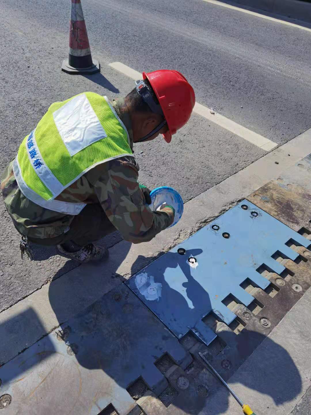 因地制宜 选用新材——南部路桥第三工程处完成凤翔大桥伸缩缝维修