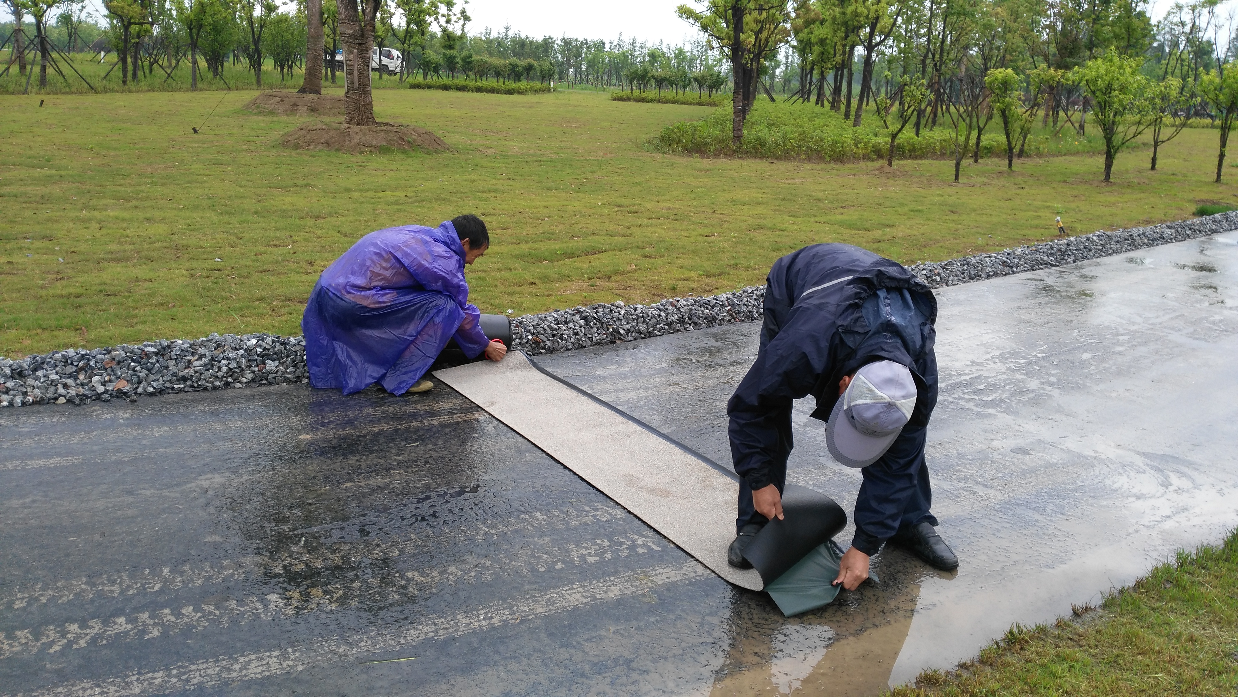 高性能应力吸收贴预防反射裂缝——路面项目一部面层施工采用新型材料