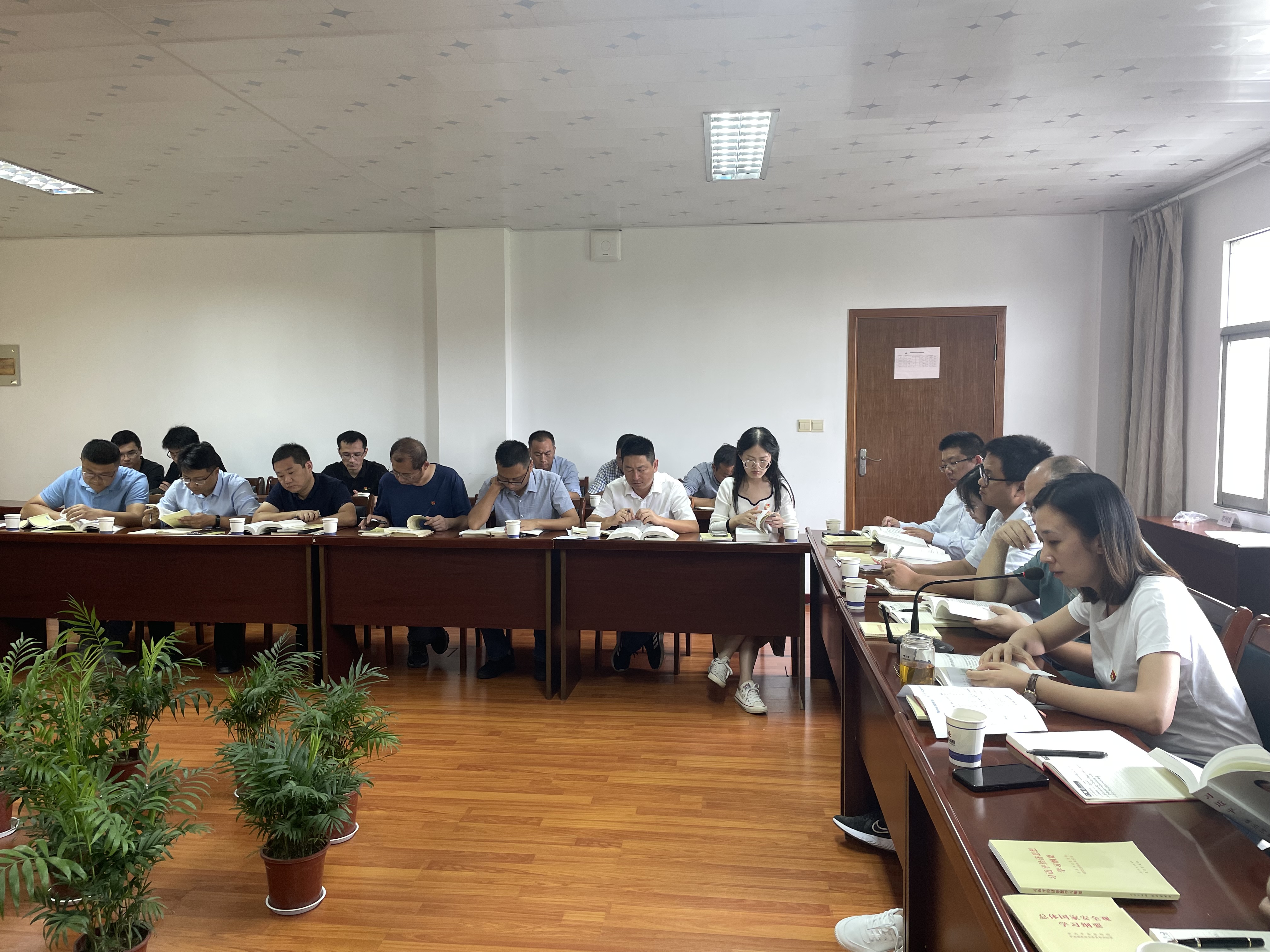 共学习天天向上 正风气久久为功 ——南部路桥支部结合“统一活动日”开展集中学习